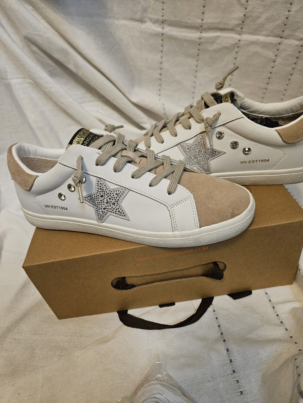 SZ 11 VINTAGE HAVANA- EXCEL White & Tan Star Rhinestone Sneakers Leather